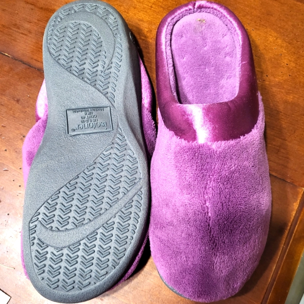 Isotoner Slippers Sz 9.5-10